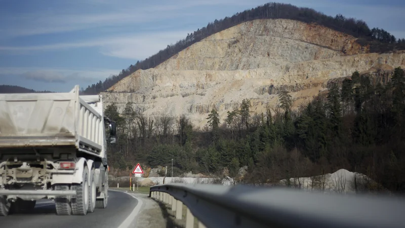 Fotografija: Kamnolom Velika Pirešica je za gradbince zanimiv predvsem zaradi materijala, ki bi ga lahko uporabili pri gradnji tretje razvojne osi. FOTO: Leon Vidic/Delo