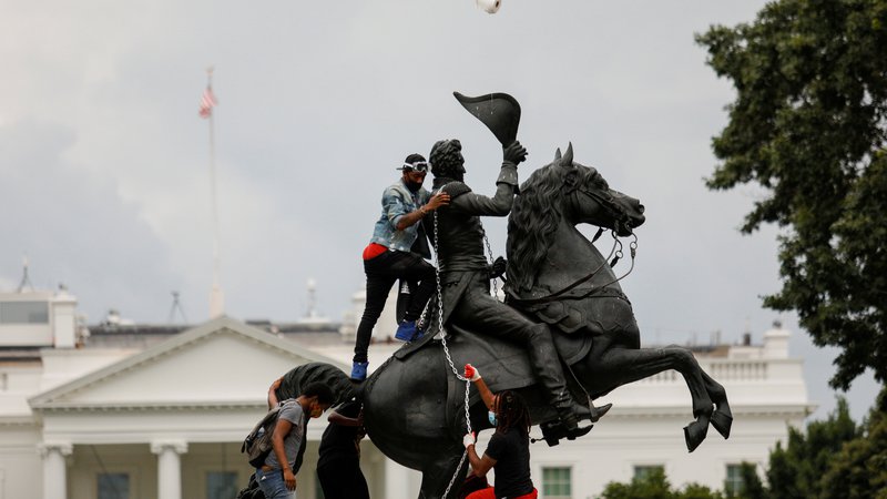 Fotografija: Protestniki so pred Belo hišo poskušali zrušiti spomenik predsednika Andrewa Jacksona. FOTO: Tom Brenner/Reuters