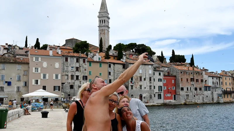 Fotografija: Turisti v Rovinju. FOTO: Denis Lovrovic/AFP