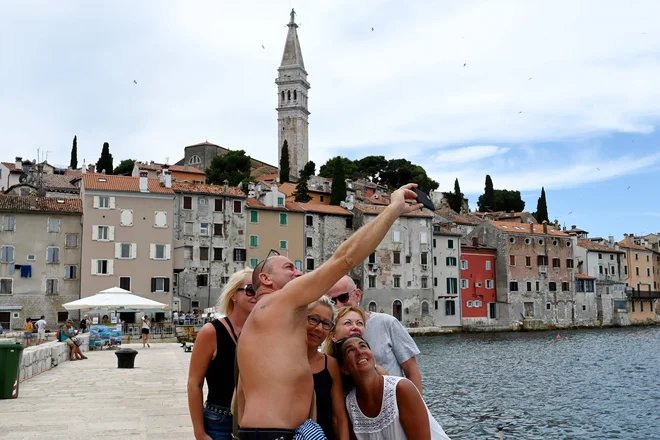 Turisti v Rovinju. FOTO:&nbsp;Denis Lovrovic/AFP