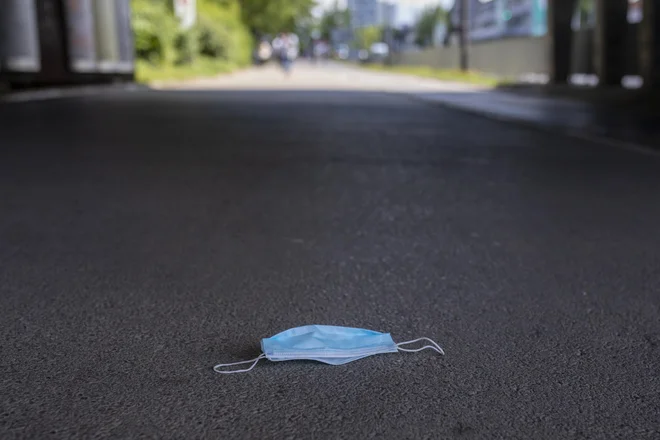 Pri nas je bilo od začetka epidemije več mask neustrezno odvrženih, sčasoma so se razmere popravile. FOTO: Voranc Vogel/Delo