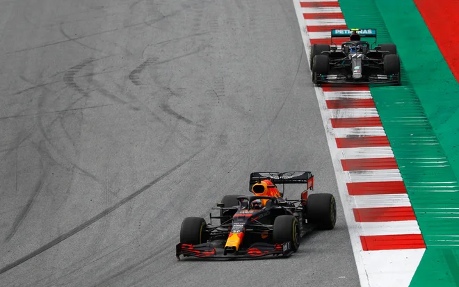 Valtteri Bottas je ob koncu prehitel Maxa Verstappna. FOTO: Leonhard Foeger/AFP
