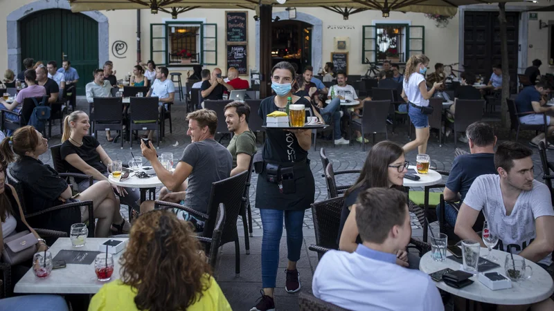 Fotografija: Inšpekcijske službe so ta konec tedna izvajale poostren nadzor nad izvajanjem ukrepov za preprečevanje širitve koronavirusa v gostinskih lokalih. FOTO: Voranc Vogel/Delo