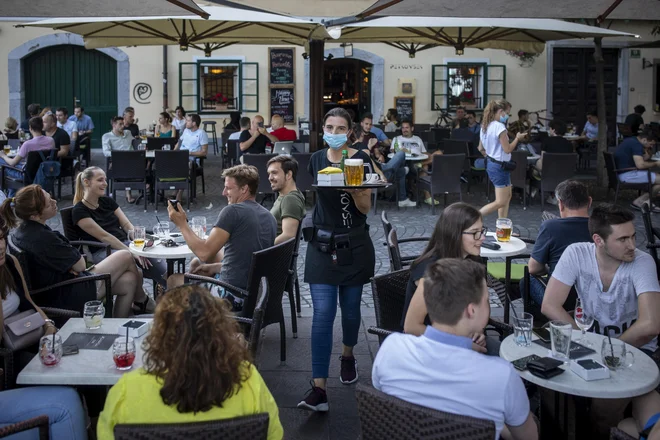 Inšpekcijske službe so ta konec tedna izvajale poostren nadzor nad izvajanjem ukrepov za preprečevanje širitve koronavirusa v gostinskih lokalih. FOTO: Voranc Vogel/Delo