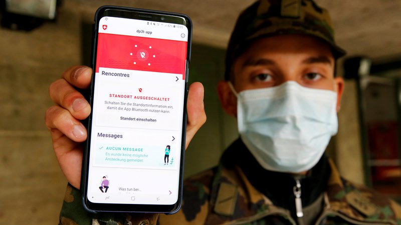 Fotografija: Aplikacije za sledenje okužbam je uvedlo že več držav, večinoma se niso izkazale za posebej uspešne. FOTO: Denis Balibouse/Reuters