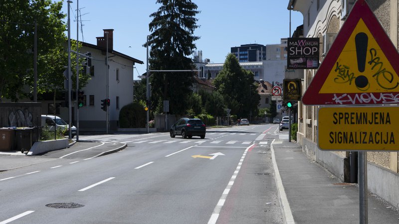 Fotografija: Na križišču Parmove in ulice Bežigrad je cestna signalizacija slabo vidna. Foto: Vid Svetina