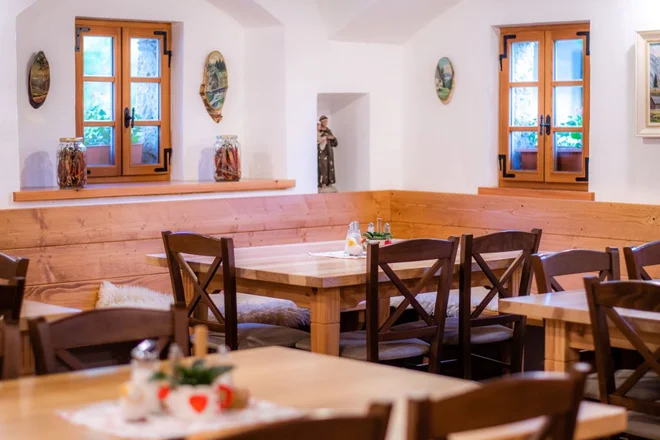 V glavno stavbo so umeščeni kuhinja, jedilnica, pisarna, recepcija in prostor za točenje pijač, veliko podstrešje pa so lani preuredili v dodatnih sedem sob in manjšo konferenčno dvorano. FOTO: arhiv Šenkove domačije