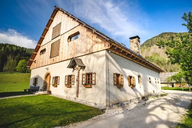 Vsa fasada – torej okenske odprtine, vhodi, vrata, ometan kamnit zid – je ostala enaka v dimenzijah in v obdelavi. FOTO: arhiv Šenkove domačije