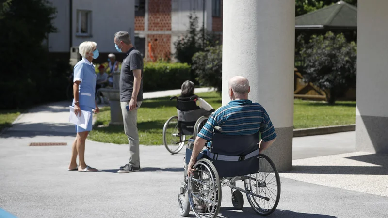 Fotografija: V kriznih timih bi morali ob epidemiologih sodelovati tudi strokovnjaki za duševno zdravje in socialni psihologi. FOTO Leon Vidic/Delo