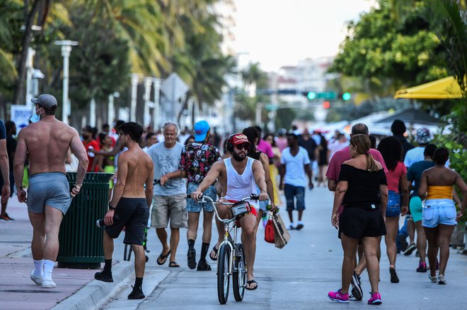 Prizor z Miami Beacha. Na Floridi so v 24 urah evidentirali več kot 15.000 novih okužb. FOTO: Chandan Khanna/AFP