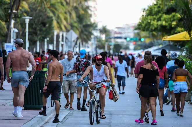 Prizor z Miami Beacha. Na Floridi so v 24 urah evidentirali več kot 15.000 novih okužb. FOTO: Chandan Khanna/AFP
