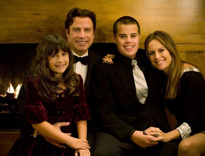 Družina Travolta s sinom Jettom in hčerko Ello na fotografiji, objavljeni leta 2009. FOTO: Reuters