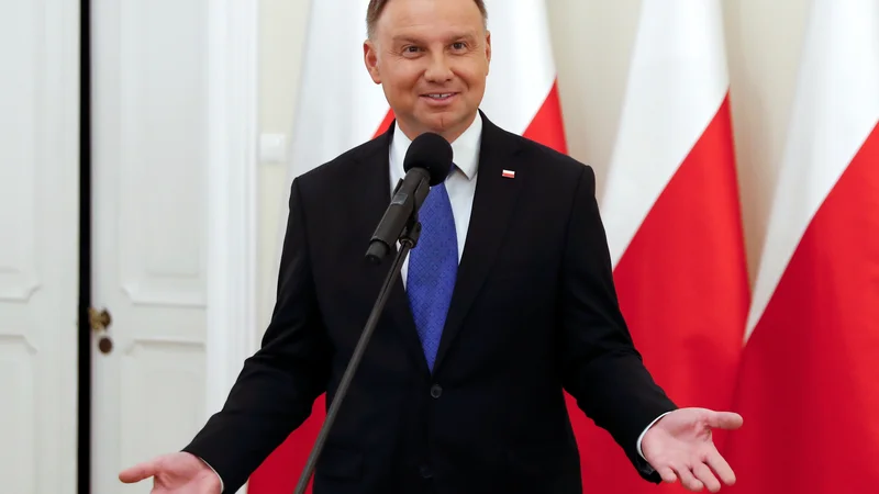 Fotografija: Andrzej Duda se je že v nedeljo zvečer, ko so izidi vzporednih volitev nakazali njegovo zmago, zahvalil vsem Poljakom za udeležbo v drugem krogu predsedniških volite FOTO: Aleksandra Szmigiel/Reuters