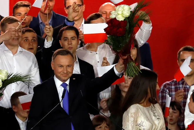 Poljaki so odločali med dvema vizijama za prihodnost Poljske - Dudo, ki se ima za branika konservativnih družinskih vrednot ter zagovornikom liberalne politike Trzaskowskim. FOTO: Kacper Pempel/Reuters