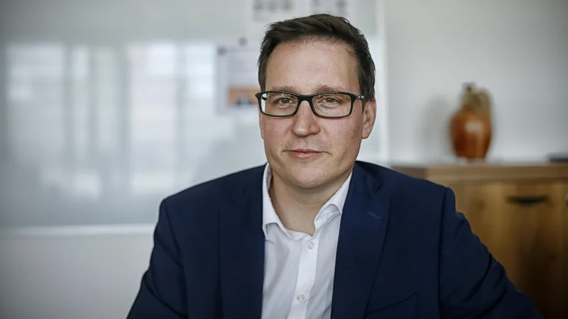Fotografija: Minister za javno upravo Boštjan Koritnik. Njegovo ministrstvo je včeraj objavilo poziv za oddajo ponudbe za mobilno aplikacijo za obveščanje o stikih z okuženimi s covid-19. FOTO: Blaž Samec/Delo