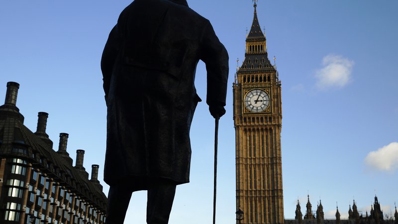 Fotografija: Spomenik nekdanjega britanskega premierja Winstona Churchilla v Londonu. FOTO: Luke MacGregor/Reuters