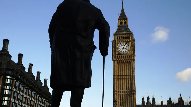 Fotografija: Spomenik nekdanjega britanskega premierja Winstona Churchilla v Londonu. FOTO: Luke MacGregor/Reuters