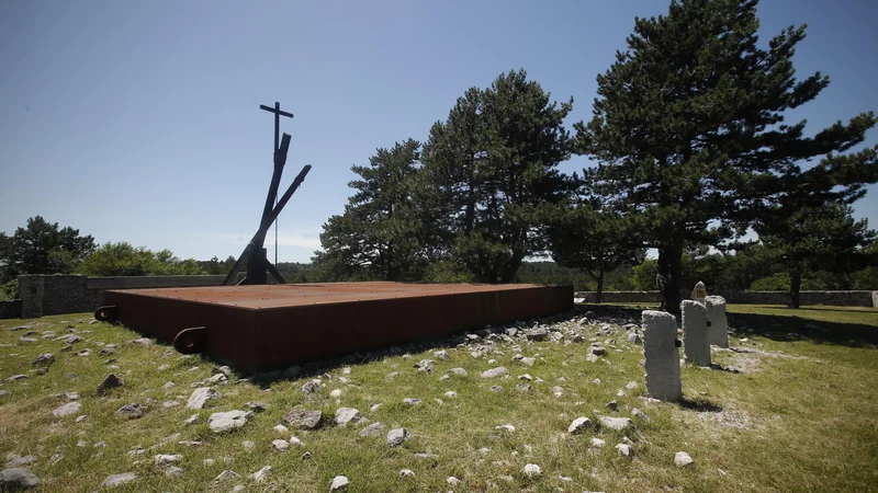 Fotografija: Slovenski predsednik bo skupaj z italijanskim kolegom Sergiom Mattarello položil vence k spomeniku bazoviškim junakom in k spominskim obeležjem na bazoviški fojbi FOTO: Jure Eržen/Delo