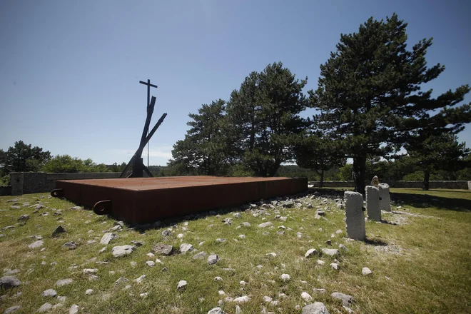 Slovenski predsednik bo skupaj z italijanskim kolegom Sergiom Mattarello položil vence k spomeniku bazoviškim junakom in k spominskim obeležjem na bazoviški fojbi&nbsp;FOTO: Jure Eržen/Delo