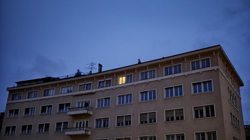 Fotografija: Koronavirus je pokazal, da v stari Ljubljani živi le še peščica stanovalcev. FOTO: Blaž Samec/Delo