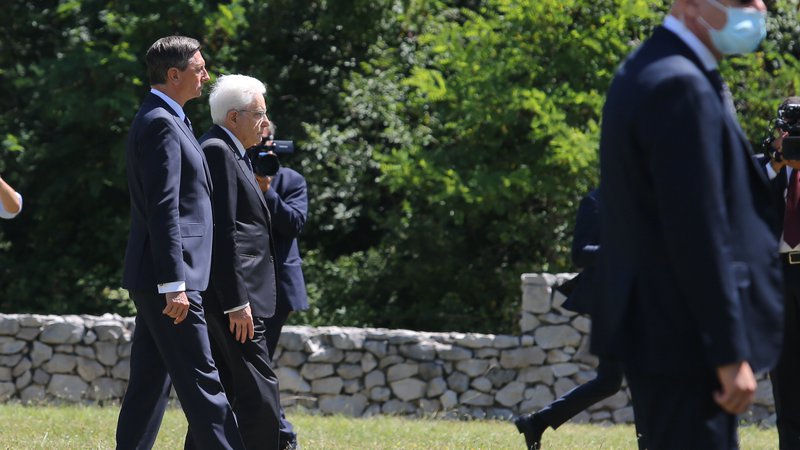 Fotografija: Predsednika Slovenije in Italije, Borut Pahor in Sergio Mattarella, sta danes pri Bazovici položila venca k spominskemu obeležju na bazoviški fojbi, zatem pa še k spomeniku bazoviškim junakom. FOTO: Jože Suhadolnik/Delo