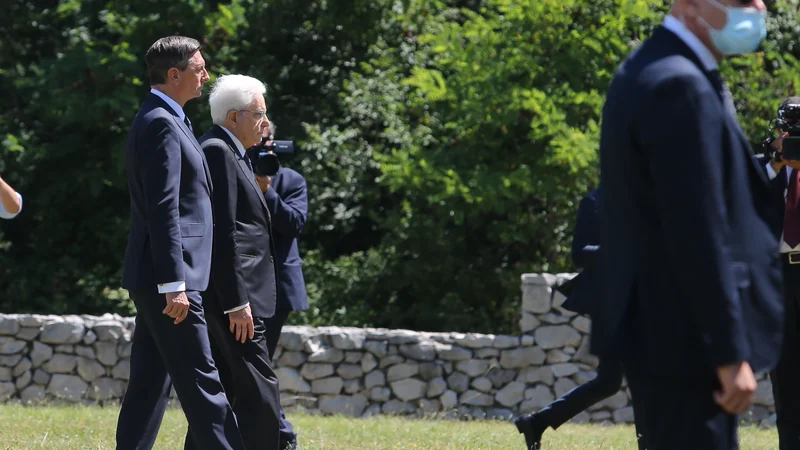 Fotografija: Predsednika Slovenije in Italije, Borut Pahor in Sergio Mattarella, sta danes pri Bazovici položila venca k spominskemu obeležju na bazoviški fojbi, zatem pa še k spomeniku bazoviškim junakom. FOTO: Jože Suhadolnik/Delo