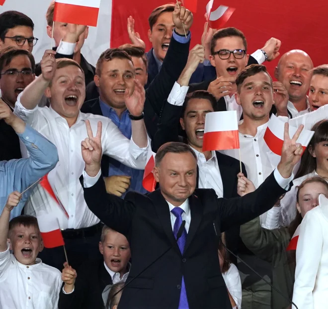 Poljski predsednik Andrzej Duda ob razglasitvi rezultatov vzporednih volitev. FOTO: Janek Skarzynski/AFP