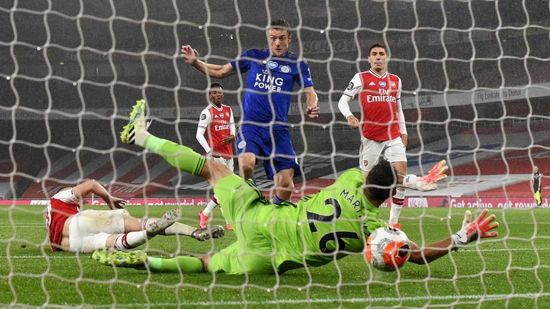 Fotografija: V tekmi 34. kola angleške nogometne lige je na stadionu Emirates v Londonu Arsenal proti Leicester Cityju igral neodločeno. Vsaka ekipa je zabila po en gol in se na koncu razšla z delitvijo točk. FOTO: Shuan Botterill/Reuters