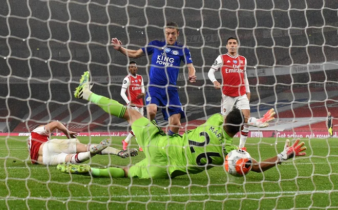 V tekmi 34. kola angleške nogometne lige je na stadionu Emirates v Londonu Arsenal proti Leicester Cityju igral neodločeno. Vsaka ekipa je zabila po en gol in se na koncu razšla z delitvijo točk. FOTO: Shuan Botterill/Reuters