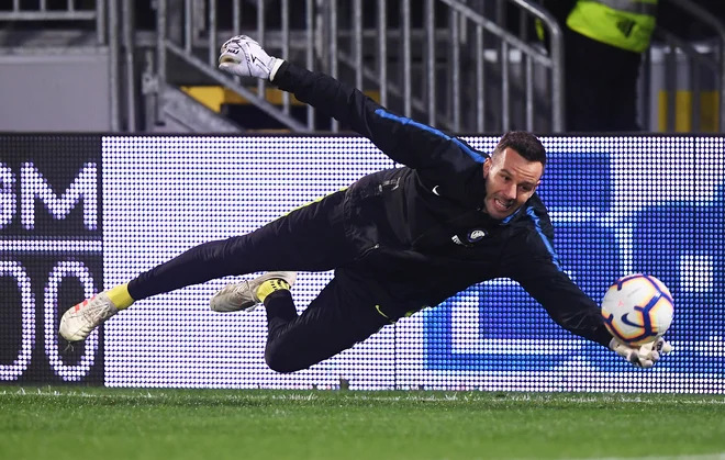 Samir Handanović bo skušal ohraniti mrežo nedotaknjeno. FOTO: Alberto Lingria/Reuters