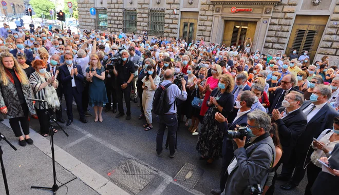 Proslava pred Narodnim domom v Trstu. FOTO: Jože Suhadolnik/Delo