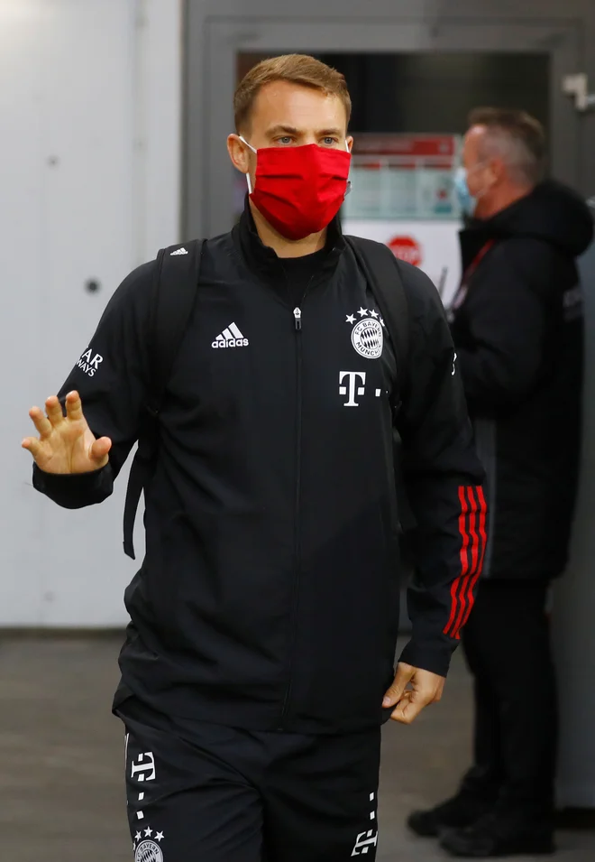 Dopustniški Manuel Neuer se je brez maske razpel na hrvaški obali. Fotografiji Reuters
