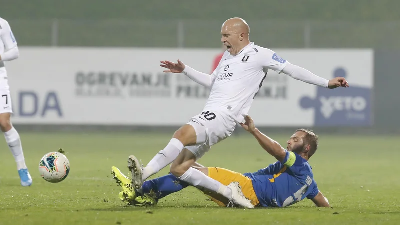 Fotografija: Kapetanski dvoboj Tomislava Tomića in Jureta Travnerja bi utegnil imeti epsko zadnje dejanje naslednjo sredo v Celju. FOTO: Leon Vidic/Delo.