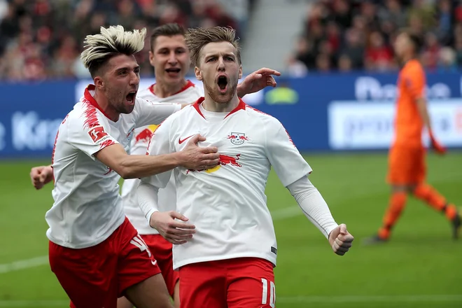 Kevin Kampl (levo) in Emil Forsberg sta se veselila v Leverkusnu številnih golov Leipziga. FOTO: AFP