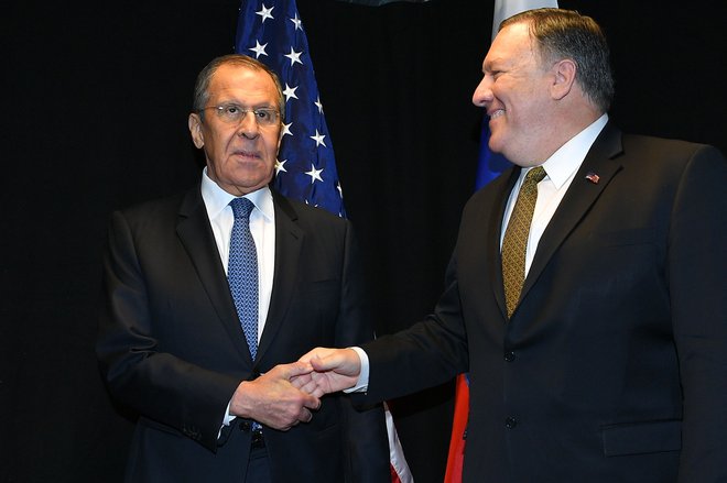 Ameriški državni sekretar Mike Pompeo in ruski zunanji minister Sergej Lavrov med srečanjem v Rovaniemiju. FOTO: AFP