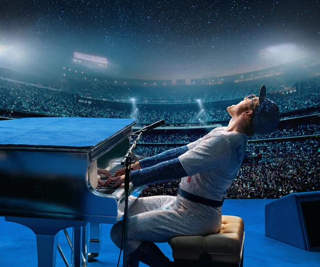 Taron Egerton je povsem prepričljiv Elton John.<br />
Foto: David Appleby/Paramount Pictures