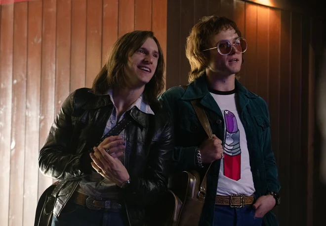 Jamie Bell kot Bernie in Taron Egerton kot Elton John v filmu Rocketman. <br />
David Appleby/Paramount Pictures