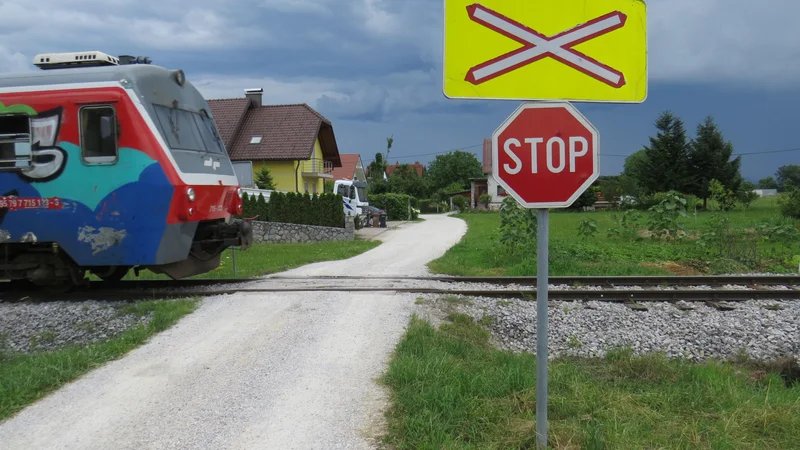 Fotografija: Med 408 nezavarovanimi prehodi čez tire v državi je tudi depalski.
FOTO: Bojan Rajšek/Delo