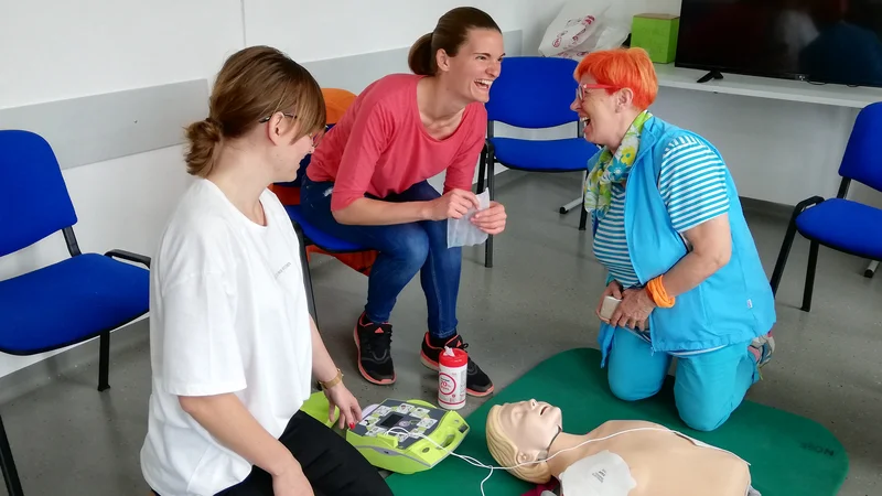 Fotografija: Medgeneracijsko usposabljanje za temeljne postopke oživljanja po navodilih zdravstvenega dispečerja prek mobilnega telefona je lahko tudi zabavno. FOTO arhiv projekta ŠIPK