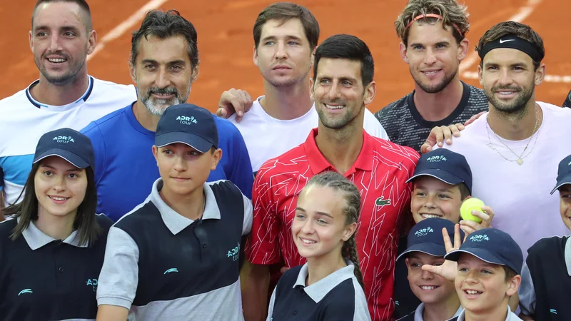 Fotografija: Velik prahu je dvignil dobrodelni teniški turnir Adria Tour, ki se je po dveh turnirjih v Beogradu in Zadru klavrno končal z okužbo s korona virusom večine akterjev, med njimi tudi glavnega pobudnika in organizatorja Novaka Đokovića. FOTO: Marko Djurica/Reuters