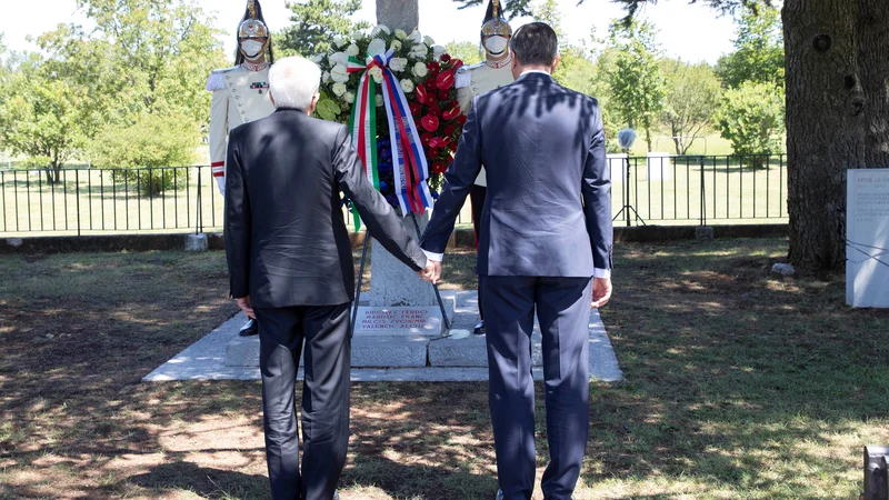Fotografija: Poklon predsednikov (z roko v roki) Ferdu Bidovcu, Franu Marušiču, Zvonimiru Milošu in Alojzu Valenčiču, ustreljenim leta 1930. FOTO: Francesco Ammendola/Reuters