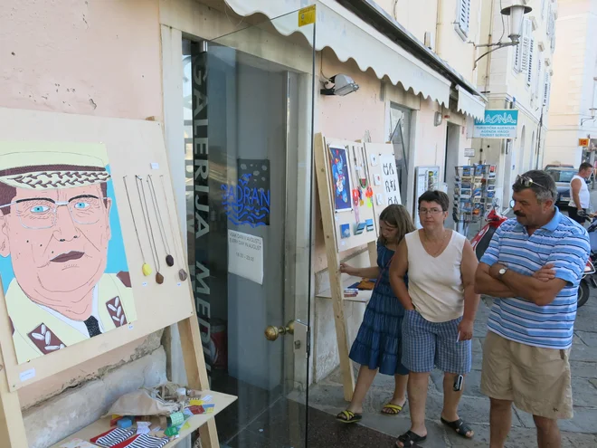 Trgovinice bodo lahko ostale odprte, vendar brez izkoriščanja zaposlenih. FOTO: Boris Šuligoj/Delo