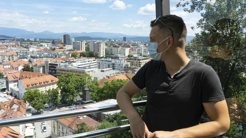 Fotografija: Na spodnji postaji vzpenjače so se pred letom dni za vožnjo na Ljubljanski grad vile dolge kolone potnikov. Današnja slika je precej drugačna. Foto Vid Svetina