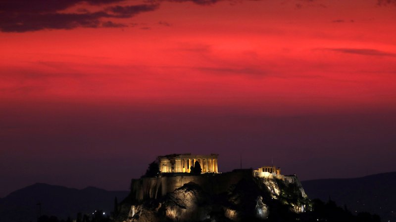 Fotografija: Čeprav se je v Grčijo, ki se je več kot deset let spoprijemala s finančnimi težavami, vrnil optimizem, so zdaj domačini spet zaskrbljeni nad prihodnostjo. FOTO: Yannis Behrakis/Reuters