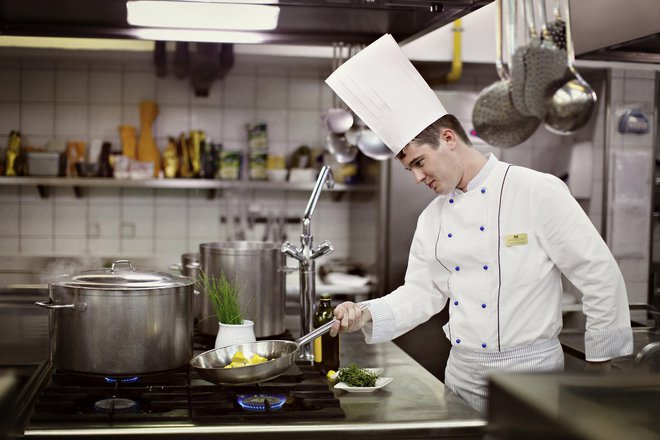Chef Simon Bertoncelj, ki sestavlja jedilnike v Sava Hotelih Bled, se lahko pohvali z nagrado The Michelin Plate. FOTO: Sava Hotels & Resorts