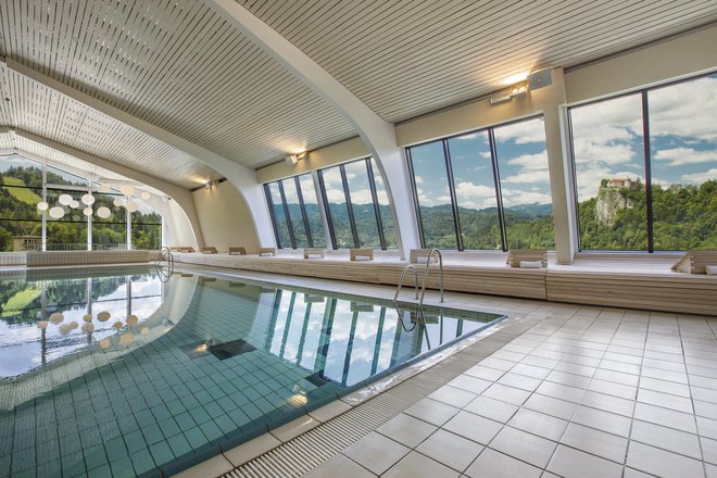 Potopite se v panoramske poglede, ki se vam ponujajo med kopanjem v prenovljenem bazenu v Spa Park. FOTO: Sava Hotels & Resorts