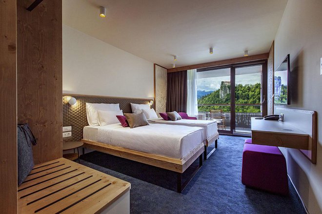 Sobe s tematiko vode v Hotelu Park so pomirjujoče modre, z valovitimi elementi in stenskimi poslikavami vode. FOTO: Sava Hotels & Resorts