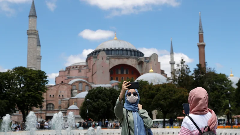 Fotografija: Turški predsednik Erdoğan je pod pretvezo, da so spremembo statusa Hagije Sofije zahtevale nekatere nevladne organizacije, naredil nov korak k desekularizaciji države. Fotografiji Murad Sezer/Reuters
