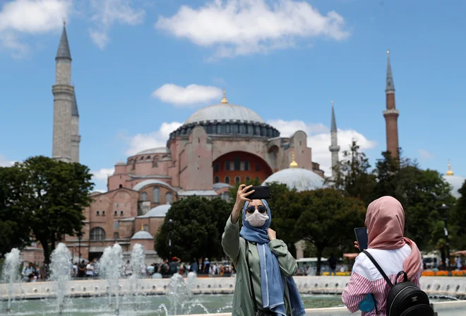 Turški predsednik Erdoğan je pod pretvezo, da so spremembo statusa Hagije Sofije zahtevale nekatere nevladne organizacije, naredil nov korak k desekularizaciji države. Fotografiji Murad Sezer/Reuters