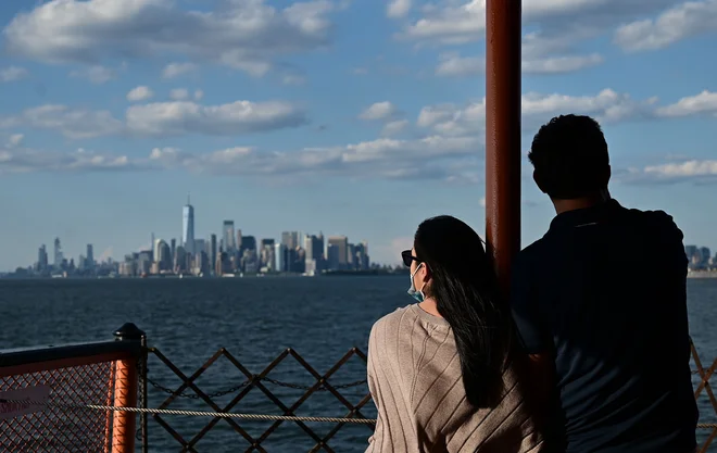 Pogled na New York s trajekta na poti iz Staten Islanda. Foto Afp